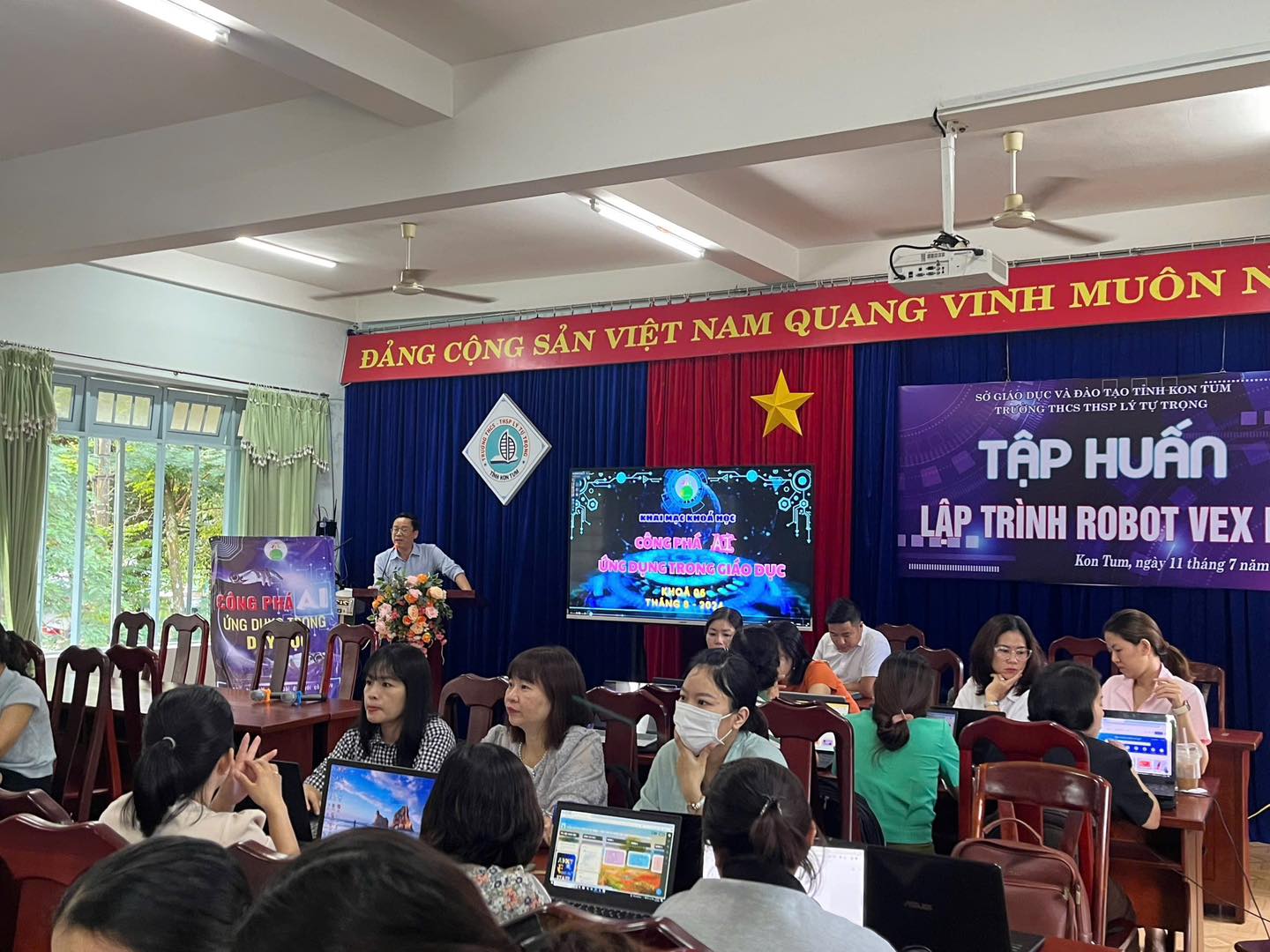 Tập huấn cho CBQL,GV trường THCS THSP Lý Tự Trọng