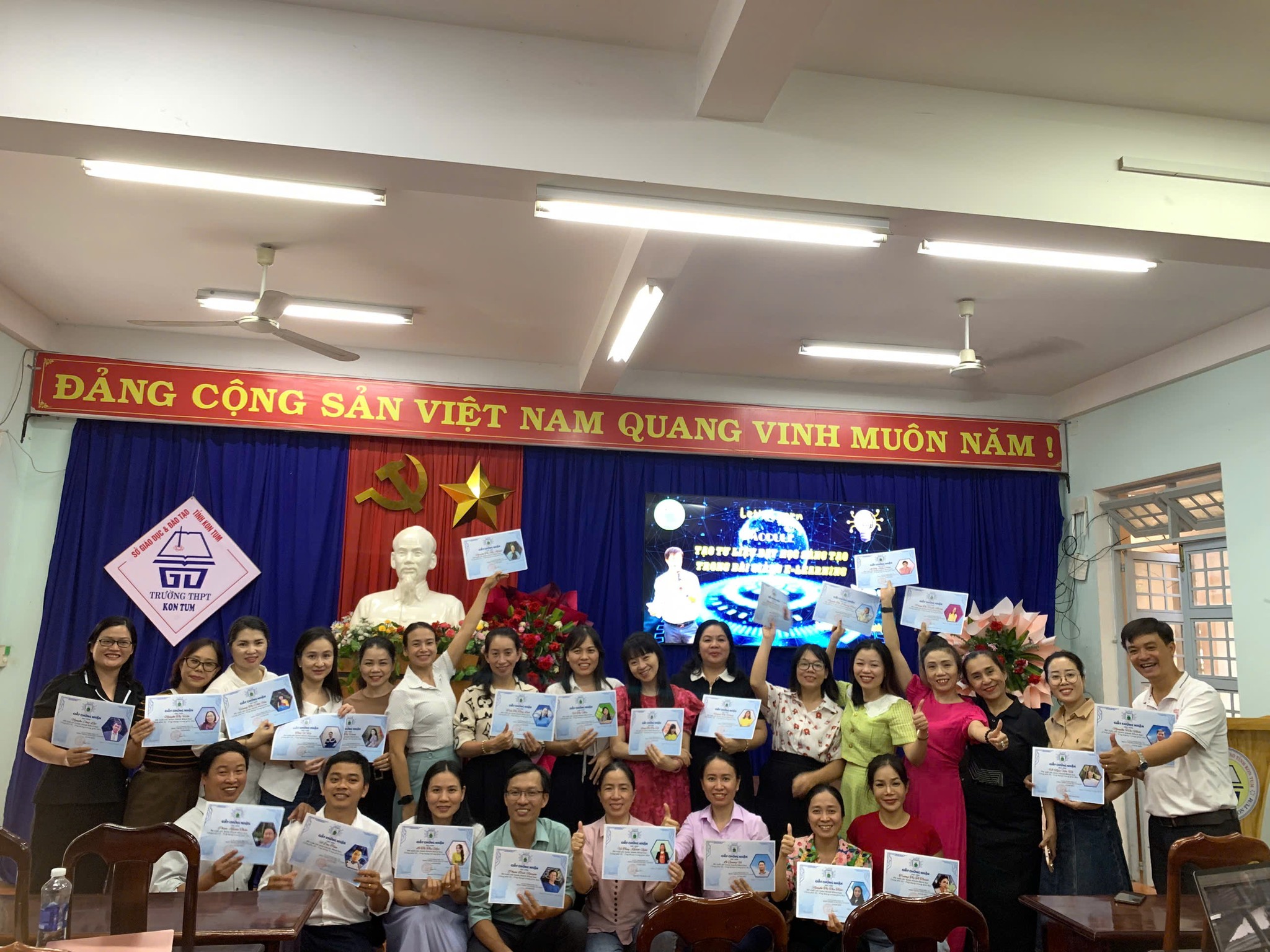 Tập huấn cho CBQL,GV Trường THPT Kon Tum