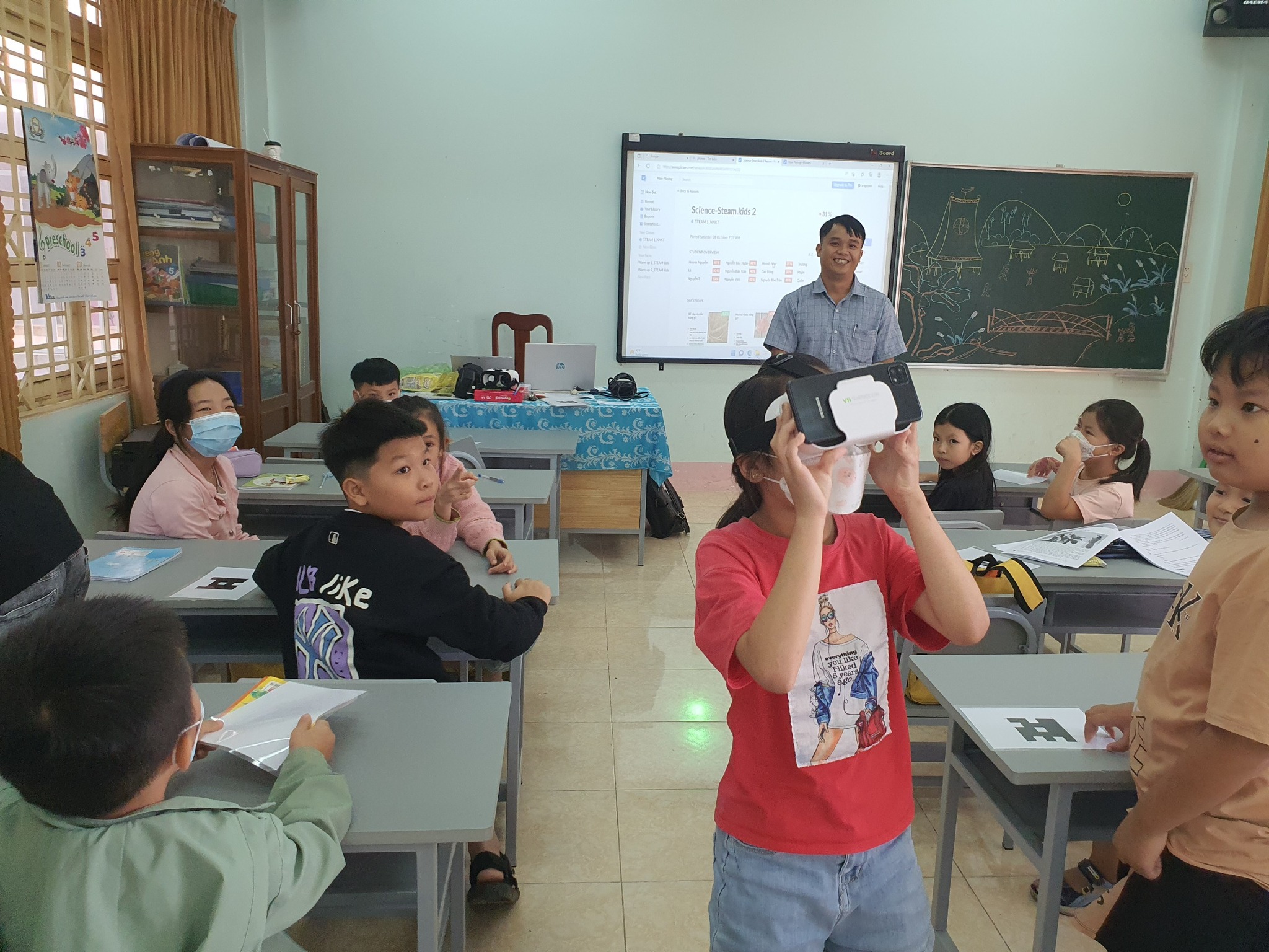 Học sinh trải nghiệm công nghệ thực tế ảo